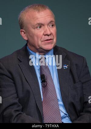 NASA Handeln Teilnehmerverwalter für die Raumfahrt Mission Direktion James Reuter während einer NASA-Rathaus Diskussion Pläne Astronauten auf dem Mond zu landen, die von 2024 an der NASA Hauptquartier am 14. Mai 2019 in Washington, DC. Stockfoto