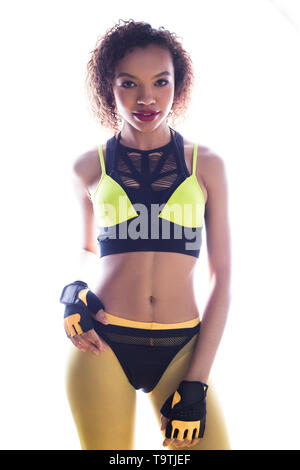 Afrikanische amerikanische Frau im Sport Badeanzug auf einem weißen Hintergrund. Stockfoto