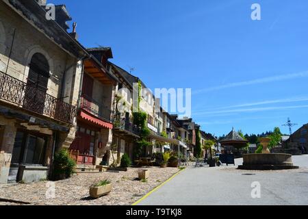 Die malerischen Gassen von Najac, eines der schönsten Dörfer Frankreichs. Stockfoto