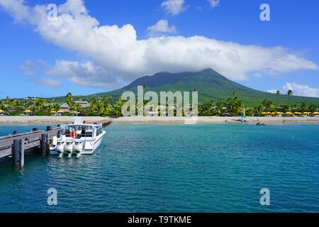 CHARLESTOWN, NEVIS-21 Nov 2018 - Ansicht des Four Seasons Nevis, ein Luxushotel mit Blick auf das Karibische Meer auf den Pinney's Beach liegt am Fuße des Stockfoto