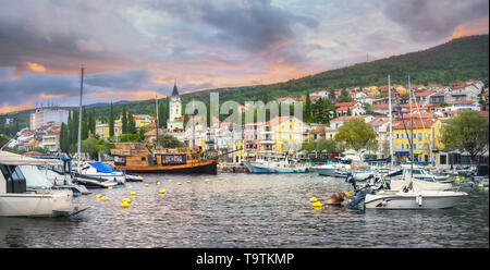 Meer Kai mit Blick auf den Ferienort Crikvenica, in der Nähe von Crikvenica. Istrien, Kroatien Stockfoto