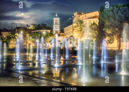 Nacht Blick auf Brunnen auf der Place Massena in der Innenstadt von Nizza. Französische Riviera, Frankreich Stockfoto