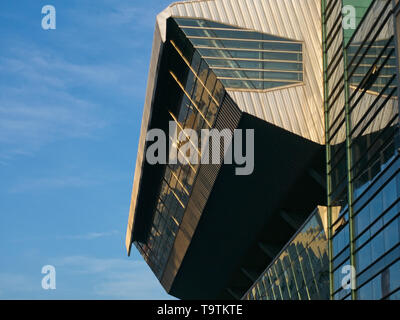 In der Nähe der Aussichtsplattform bei Sonnenuntergang gegen den blauen Himmel. Bild der Städtischen zeitgenössische Architektur. Stockfoto