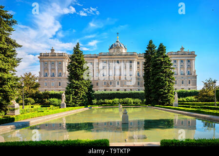 Landschaft mit Königspalast (Palacio Real) von Sabatini Gärten. Madrid, Spanien Stockfoto