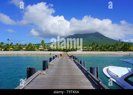 CHARLESTOWN, NEVIS-21 Nov 2018 - Ansicht des Four Seasons Nevis, ein Luxushotel mit Blick auf das Karibische Meer auf den Pinney's Beach liegt am Fuße des Stockfoto