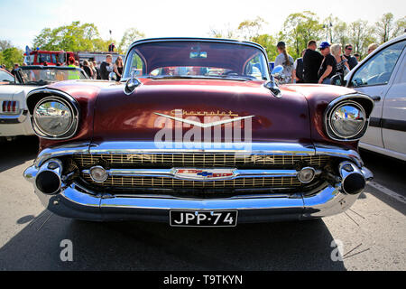 Salo, Finnland. 18. Mai 2019. Classic 50 s rot Chevrolet gesehen vorne, von Salo Marktplatz für die Sammlung von Salon Maisema Kreuzfahrt 2019 geparkt. Stockfoto