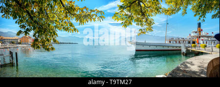 Panoramablick auf den Genfer See mit touristischen alte Fähre in Vevey Stadt. Kanton Waadt, Schweiz Stockfoto