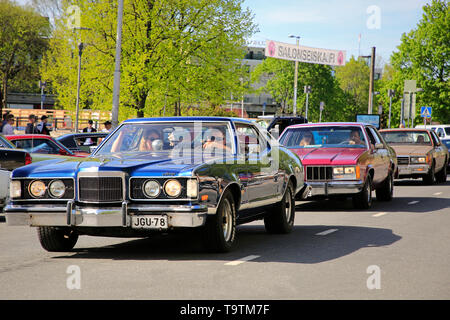 Salo, Finnland. 18. Mai 2019. Klassische Autos entlang der Straße in die Versammlung der Salon Maisema Kreuzfahrt 2019 zu beteiligen. Stockfoto