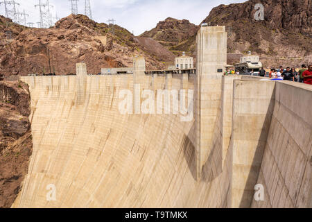 Hoover Dam, einen konkreten Bogen - Staumauer auf der Nevada und Arizona Grenze entfernt, eine Touristenattraktion. USA Stockfoto