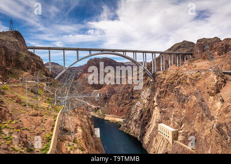 Mike O'Callaghan - Pat Tillman Memorial Bridge anschließen von Arizona und Nevada über Colorado River, neben dem Hoover Dam. USA Stockfoto