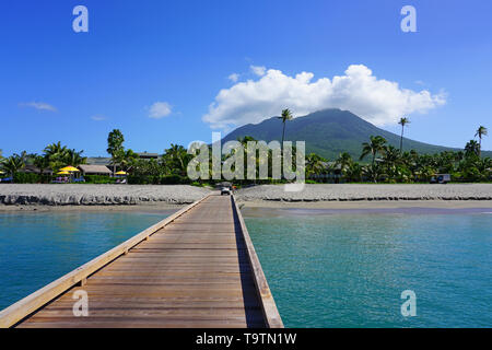 CHARLESTOWN, NEVIS-21 Nov 2018 - Ansicht des Four Seasons Nevis, ein Luxushotel mit Blick auf das Karibische Meer auf den Pinney's Beach liegt am Fuße des Stockfoto