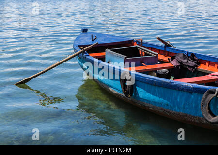 Rustikales Fischerboot auf dem See Llanquihue in Patagonien Stockfoto