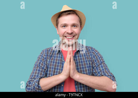 Mann mit Handflächen über Brust in der buddhistischen Namaste Stockfoto