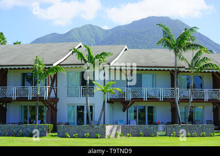 CHARLESTOWN, NEVIS-21 Nov 2018 - Ansicht des Four Seasons Nevis, ein Luxushotel mit Blick auf das Karibische Meer auf den Pinney's Beach liegt am Fuße des Stockfoto