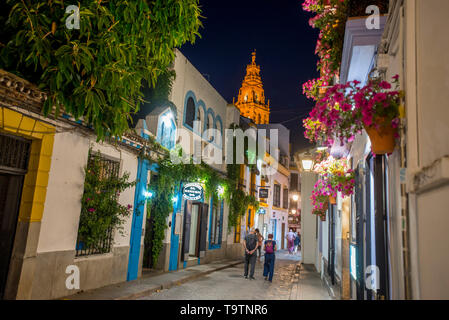 Cordoba, Spanien, durch die engen Gassen des Jüdischen Viertels in der Nacht. Stockfoto