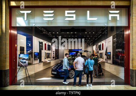 Tesla Modell 3 Tesla Showroom - Käufer anzeigen Der neue Tesla Modell 3 Elektroauto an der Tesla Showroom in Cambridge Großbritannien Stockfoto