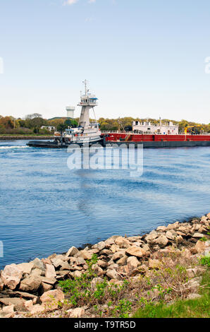 Tug Boat drückt Kraftstoff Lastkahn durch Cape Cod Canal Stockfoto