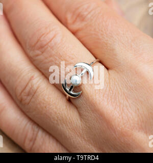 Silber Ring Pearl caboshon auf weibliche Hand Stockfoto