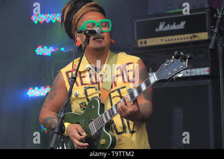 Quebec, Kanada. Kanadische Reggae-band Danny Rebel & die KGB-live auf der Bühne während der Pouzza fest in Montreal. Stockfoto