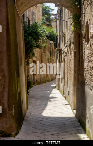 Eine verlassene Gasse in Sant'Agata de' Goten lädt in die Stille zu gehen. Dieses Dorf in Kampanien hat eine beeindruckende mittelalterliche Zentrum. Stockfoto