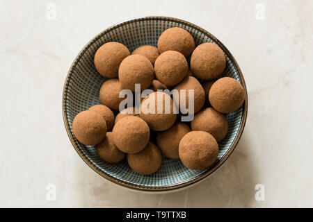 Tiramisu aromatisierte Schokolade Trüffel Pralinen/Süße Mini Bälle für Snacks. Traditionelle organische Dessert. Stockfoto