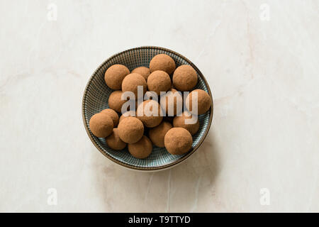 Tiramisu aromatisierte Schokolade Trüffel Pralinen/Süße Mini Bälle für Snacks. Traditionelle organische Dessert. Stockfoto