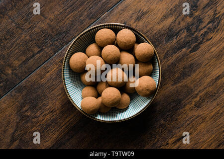 Tiramisu aromatisierte Schokolade Trüffel Pralinen/Süße Mini Bälle für Snacks. Traditionelle organische Dessert. Stockfoto