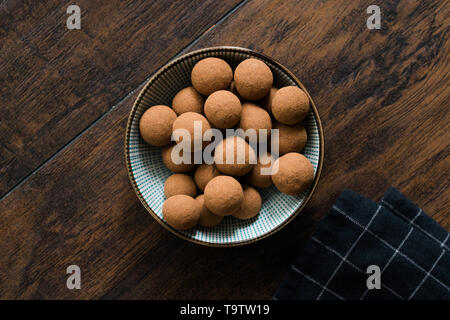 Tiramisu aromatisierte Schokolade Trüffel Pralinen/Süße Mini Bälle für Snacks. Traditionelle organische Dessert. Stockfoto