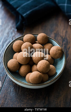 Tiramisu aromatisierte Schokolade Trüffel Pralinen/Süße Mini Bälle für Snacks. Traditionelle organische Dessert. Stockfoto