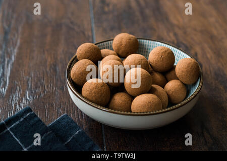 Tiramisu aromatisierte Schokolade Trüffel Pralinen/Süße Mini Bälle für Snacks. Traditionelle organische Dessert. Stockfoto