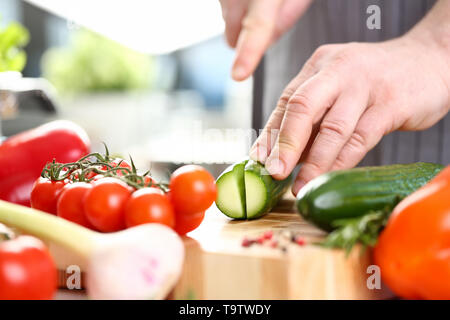 Männliche Hände Schneiden Grün Bio Gurke Foto Stockfoto