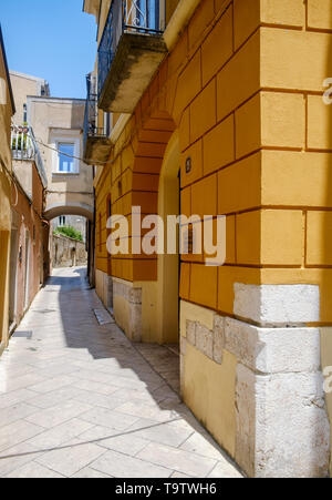 Eine starke orangene Fassade liegt neben einer Gasse im historischen Zentrum von Sant'Agata de' Goten, einem herrlichen italienischen Dorf. Stockfoto