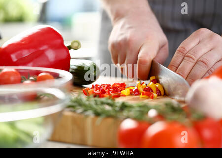 Kulinarische Chef gehackten Chili kleine Scheiben Stockfoto