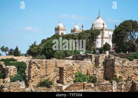 Archäologische Stätte. Blick von der Ruinen der punischen Bezirk auf byrsa Hügel auf der Acropolium auch als Saint Louis Kathedrale in Karthago, Tunesien bekannt. Stockfoto