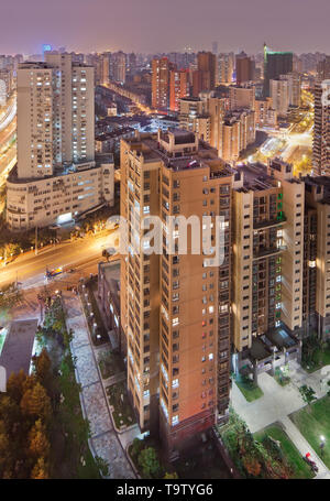 Luftaufnahme auf Shanghai Innenstadt am Abend. Stockfoto