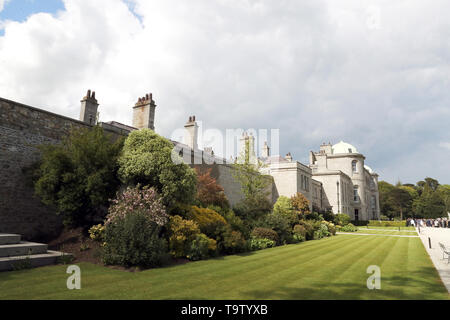 Einen allgemeinen Überblick über das Powerscourt Haus und Gärten in Bray, Co Wicklow, am ersten Tag ihres Besuchs in Irland. Stockfoto