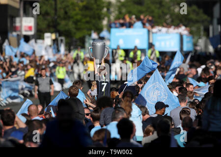 Manchester City Fans während der Trophy Parade in Manchester. Stockfoto