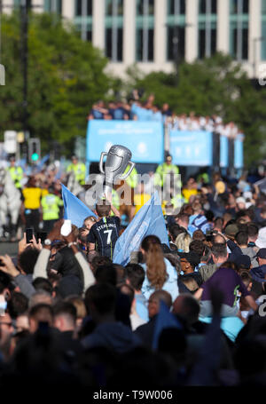 Manchester City Fans während der Trophy Parade in Manchester. Stockfoto