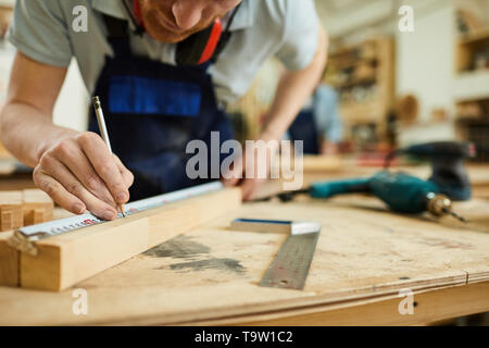 Den mittleren Abschnitt Portrait von unkenntlich Tischler arbeiten mit Holz stehend am Tisch in Werkstatt, Platz kopieren Stockfoto