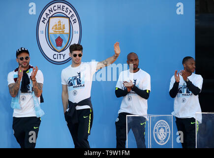 Von Manchester City Kyle Walker, John Steine, Fabian Delph und Raheem Sterling Spaziergang auf der Bühne während der Trophy Parade in Manchester. Stockfoto