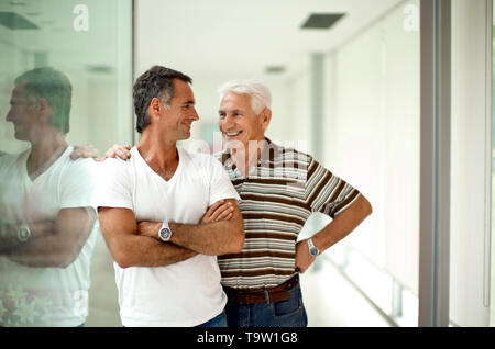 Portrait von älteren Mann mit seinem erwachsenen Sohn. Stockfoto