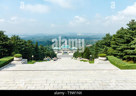 Pyongyang, North Korea-July 27, 2014: Koreanische Schüler steigen Sie die Treppen am Denkmal Friedhof der Revolutionäre in Pjöngjang. Blick auf Pyongyan Stockfoto