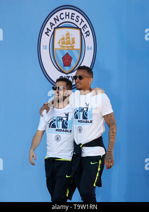 Von Manchester City Bernardo Silva und Danilo Spaziergang auf der Bühne während der Trophy Parade in Manchester. Stockfoto