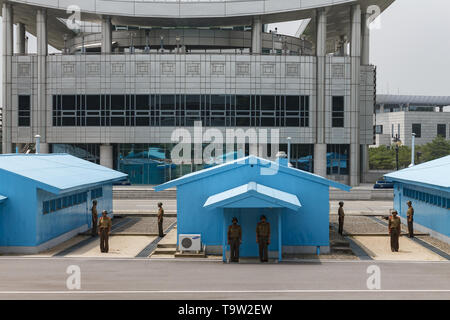 PANMUNJOM, Nordkorea - vom 30. Juli 2014: Soldaten der nordkoreanischen Armee an der Grenze zu Südkorea. Blick von Nordkorea. Stockfoto