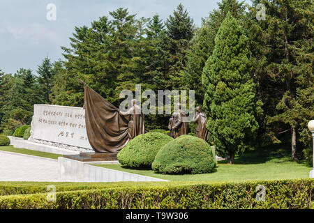 Pyongyang, Nordkorea - Juli 27, 2014: Koreanische Memorial Cemetery der Revolutionäre in Pjöngjang. Stockfoto