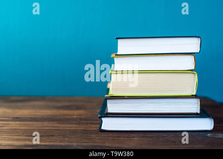 Bücher auf dem Tisch vor der Kreidetafel. Zurück zum Konzept der Schule mit Platz für Text kopieren Stockfoto