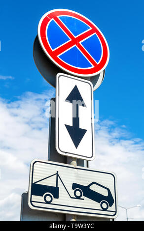 Straße Verbotsschild Anhalten von Fahrzeugen. Verkehr Verbotsschild Parkplatz. Evakuierung auf Abschleppwagen Stockfoto