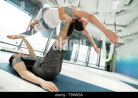 Dunkelhaarige Frau Gefühl glücklich Yoga mit ihrem Ehemann Stockfoto