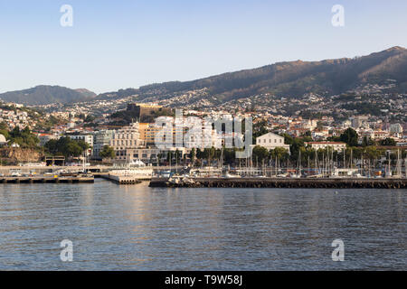 Portugal, Funchal - 31. Juli 2018: Blick auf den Yachthafen vom Wasser in den frühen Morgen. Stockfoto