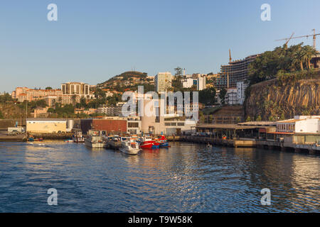 Portugal, Funchal - 31. Juli 2018: Blick auf den Hafen der Stadt, von den abfahrenden Schiff am frühen Morgen. Stockfoto